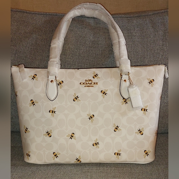 Coach Handbags - Coach Gallery Tote in Signature Canvas With Bee Print 🐝